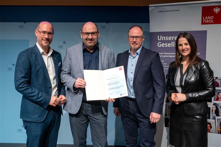 © Land Tirol/Jovanovic vier Personen mit Urkunde