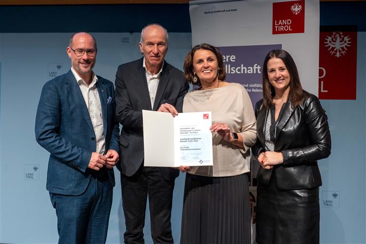 © Land Tirol/Jovanovic vier Personen mit Urkunde