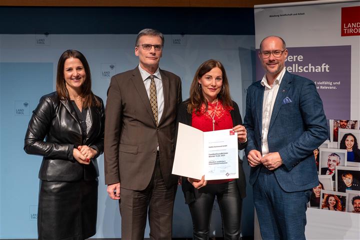 © Land Tirol/Jovanovic vier Personen mit Urkunde