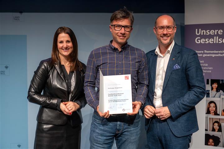 © Land Tirol/Jovanovic drei Personen mit Urkunde