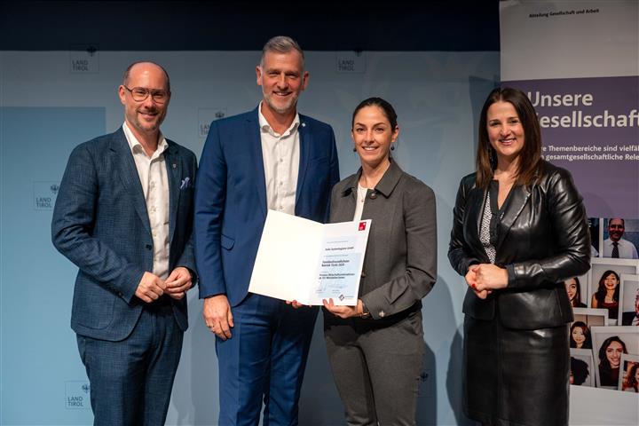 © Land Tirol/Jovanovic vier Personen mit Urkunde