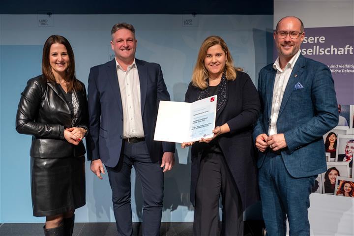 © Land Tirol/Jovanovic vier Personen mit Urkunde