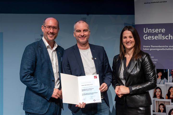 © Land Tirol/Jovanovic drei Personen mit Urkunde