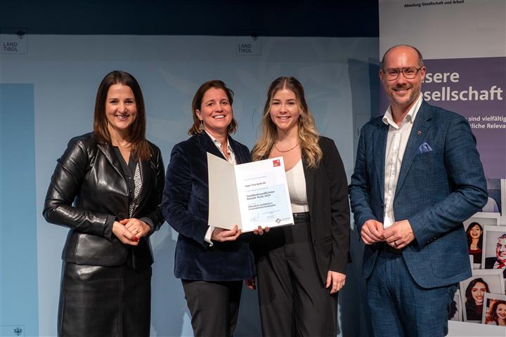© Land Tirol/Jovanovic vier Personen mit Urkunde