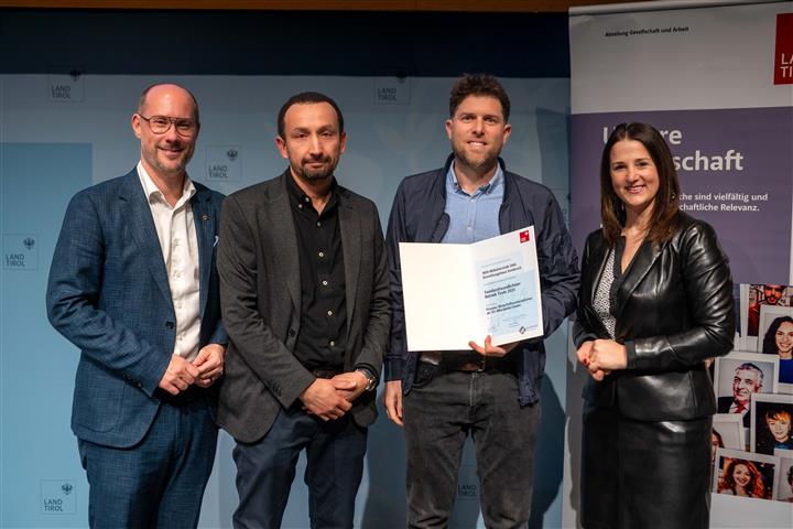 © Land Tirol/Jovanovic vier Personen mit Urkunde