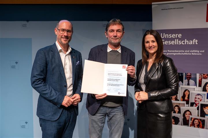 © Land Tirol/Jovanovic drei Personen mit Urkunde