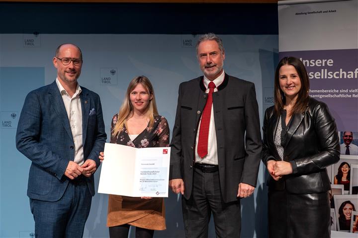 © Land Tirol/Jovanovic vier Personen mit Urkunde