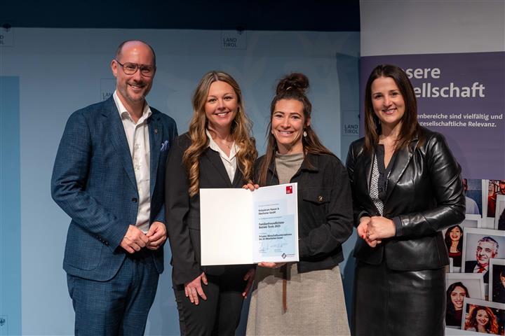 © Land Tirol/Jovanovic vier Personen mit Urkunde