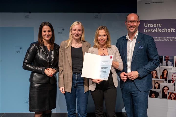 © Land Tirol/Jovanovic vier Personen mit Urkunde