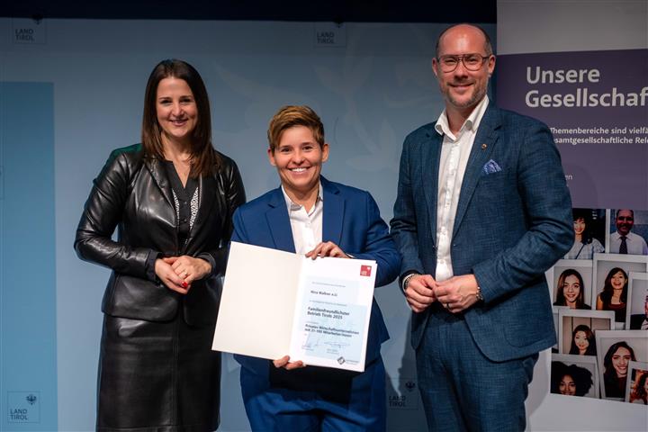 © Land Tirol/Jovanovic drei Personen mit Urkunde