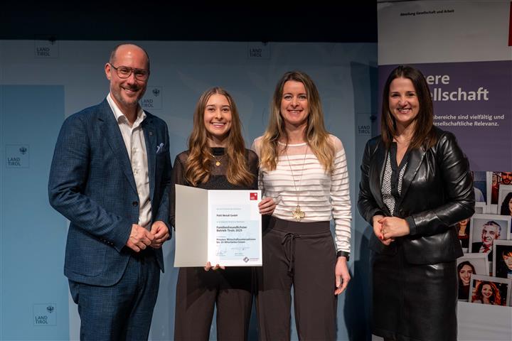 © Land Tirol/Jovanovic vier Personen mit Urkunde