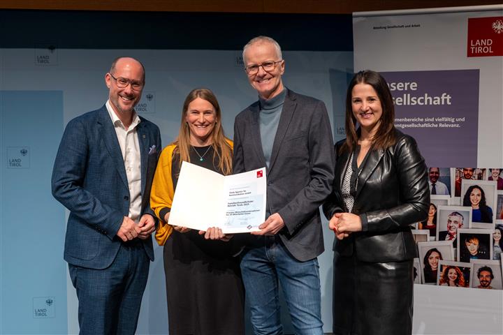 © Land Tirol/Jovanovic vier Personen mit Urkunde