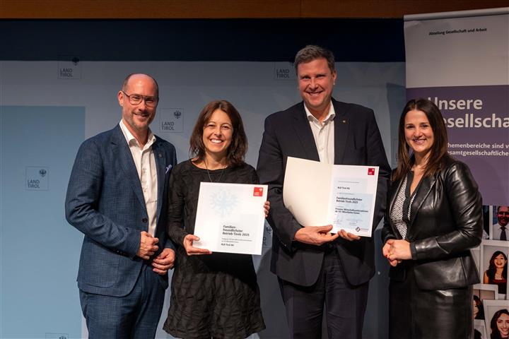 © Land Tirol/Jovanovic vier Personen mit Urkunde