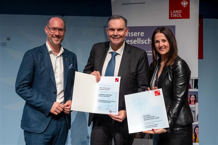 © Land Tirol/Jovanovic drei Personen mit Urkunde