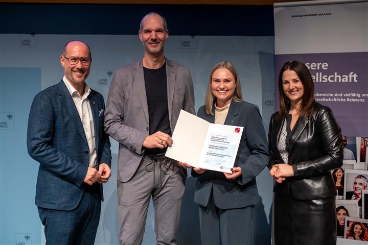 © Land Tirol/Jovanovic vier Personen mit Urkunde