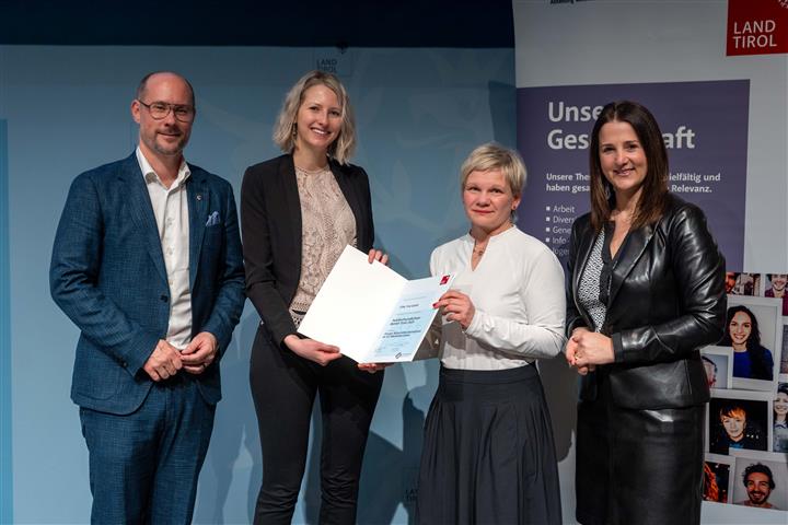 © Land Tirol/Jovanovic vier Personen mit Urkunde