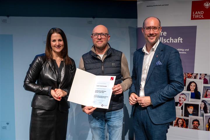 © Land Tirol/Jovanovic drei Personen mit Urkunde