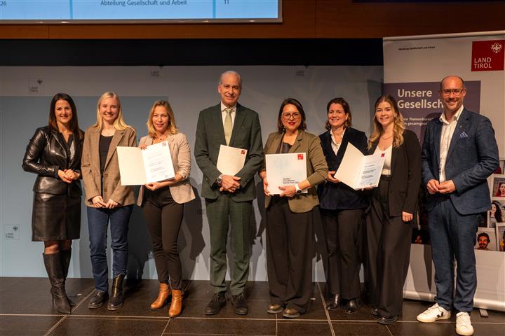 © Land Tirol/Jovanovic acht Personen mit Urkunden