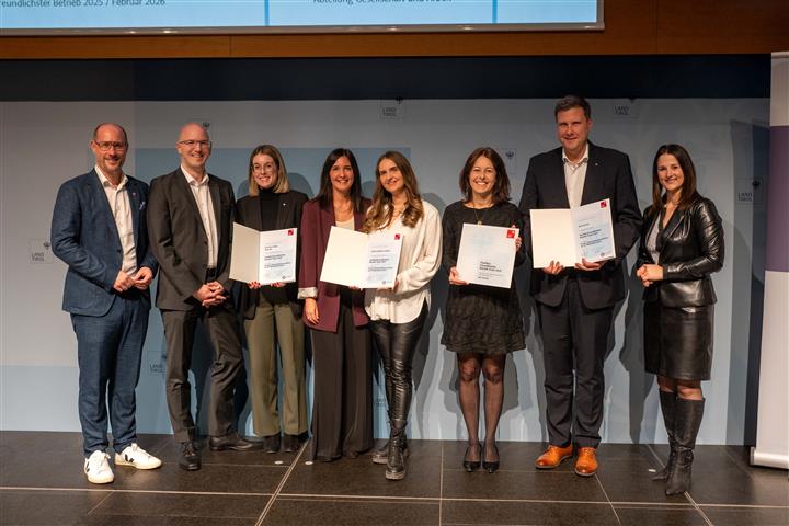 © Land Tirol/Jovanovic acht Personen mit Urkunden