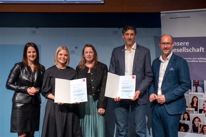© Land Tirol/Jovanovic fünf Personen mit Urkunden