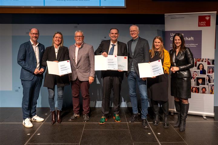 © Land Tirol/Jovanovic sieben Personen mit Urkunden