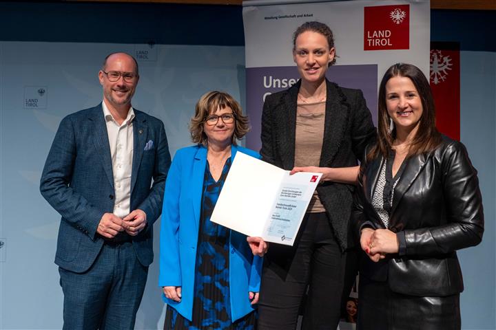 © Land Tirol/Jovanovic vier Personen mit Urkunde