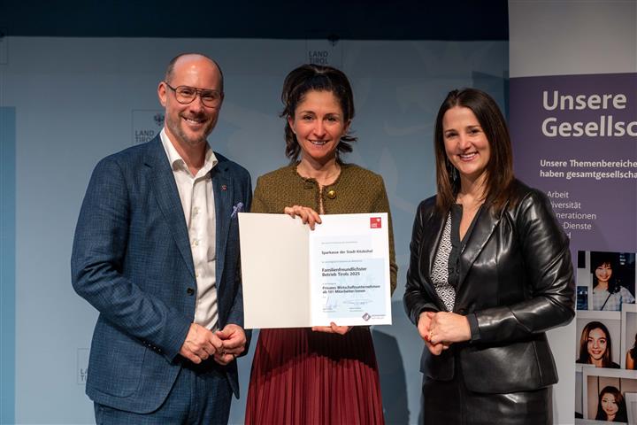 © Land Tirol/Jovanovic drei Personen mit Urkunde