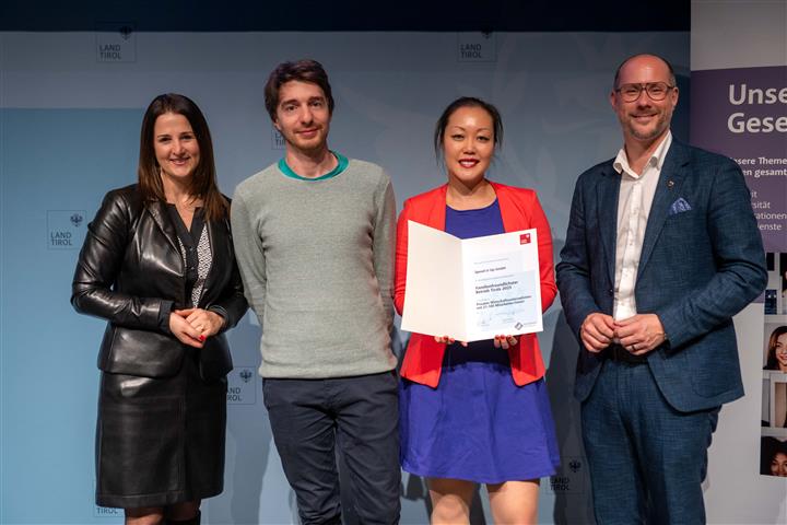© Land Tirol/Jovanovic vier Personen mit Urkunde