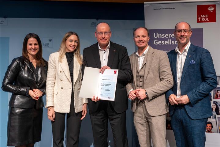 © Land Tirol/Jovanovic fünf Personen mit Urkunde