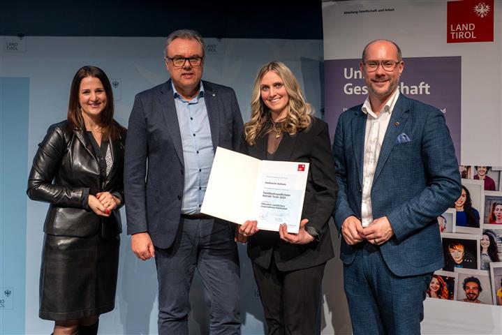 © Land Tirol/Jovanovic vier Personen mit Urkunde