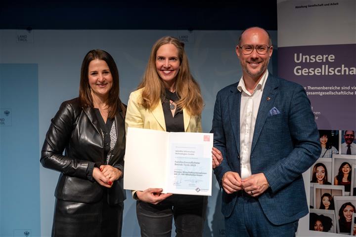 © Land Tirol/Jovanovic drei Personen mit Urkunde