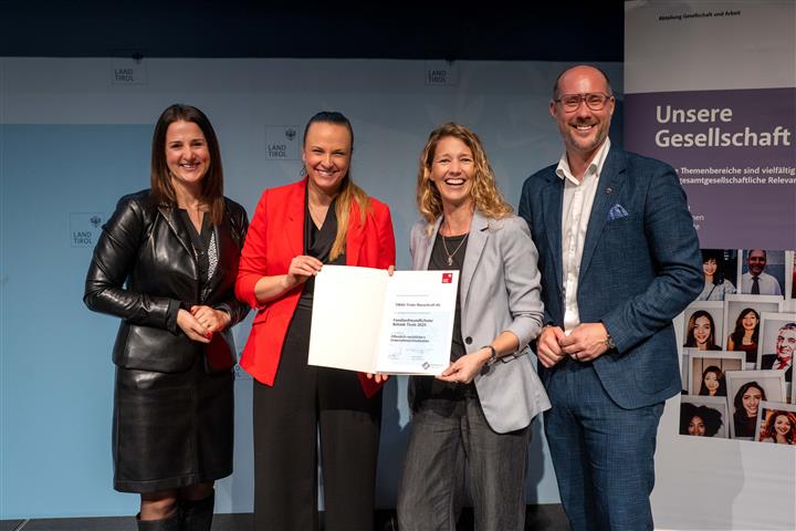 © Land Tirol/Jovanovic vier Personen mit Urkunde