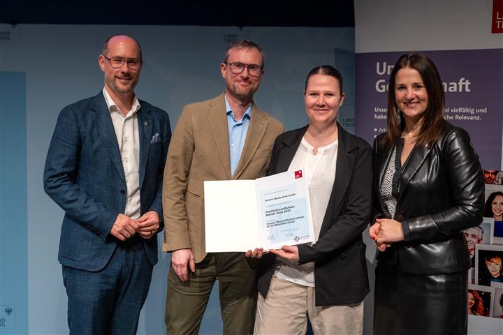 © Land Tirol/Jovanovic vier Personen mit Urkunde