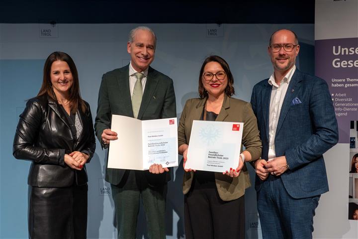 © Land Tirol/Jovanovic vier Personen mit Urkunde