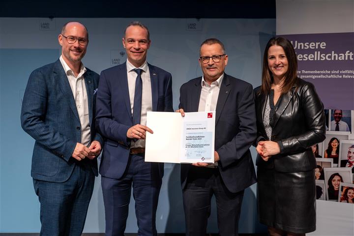 © Land Tirol/Jovanovic vier Personen mit Urkunde