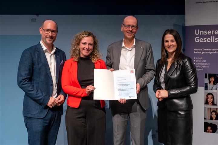 © Land Tirol/Jovanovic vier Personen mit Urkunde