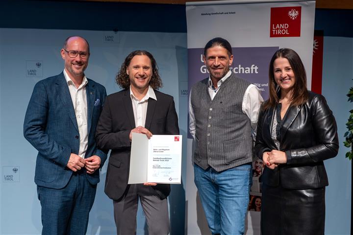 © Land Tirol/Jovanovic vier Personen mit Urkunde