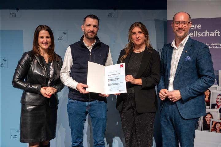 © Land Tirol/Jovanovic vier Personen mit Urkunde