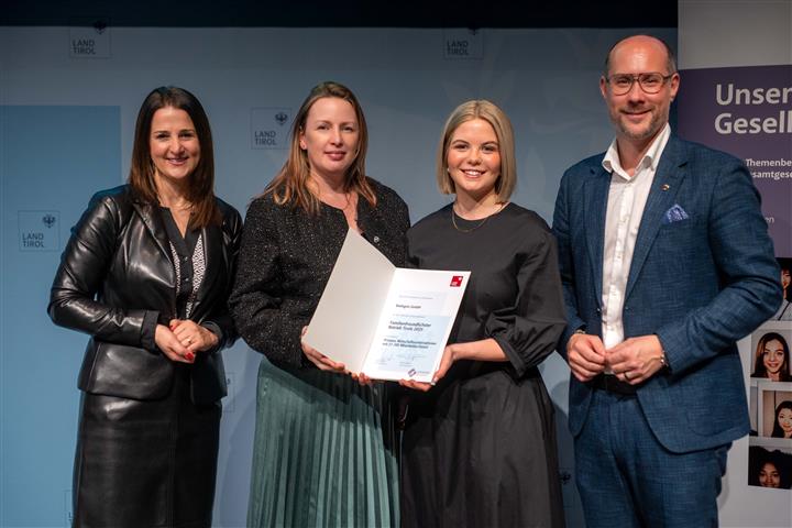 © Land Tirol/Jovanovic vier Personen mit Urkunde