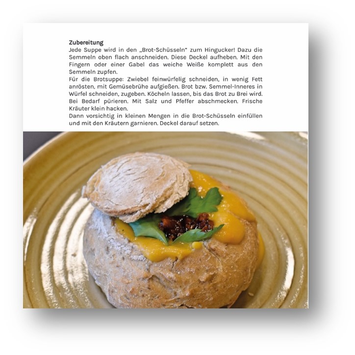 Ein Foto eines runden mit Suppe und Kräutern gefüllten Brotlaibs. Das Brot ist oben geöffnet und der Deckel liegt schräg auf dem Brot. Darüber ein Textblock mit der Überschrift „Zubereitung“ und mehreren Absätzen mit Kochanweisungen.