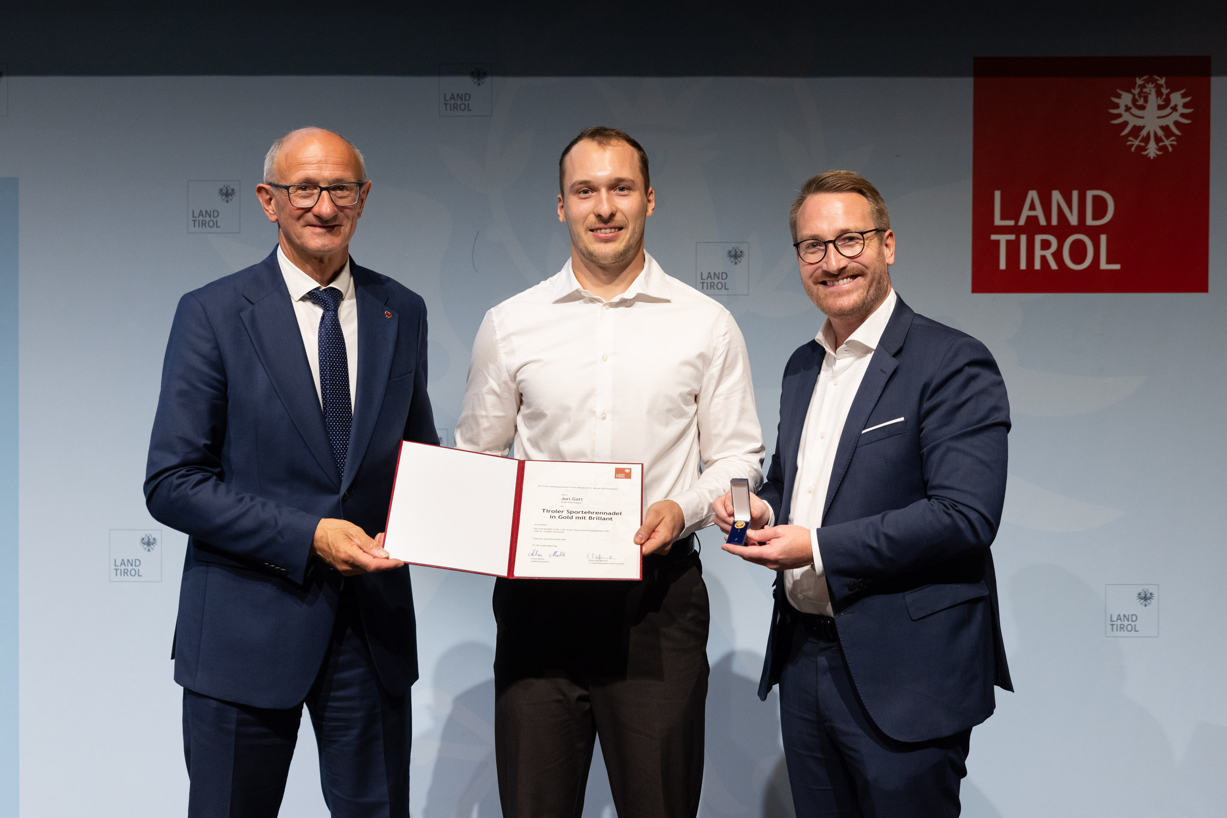 Verleihung Tiroler Sportehrennadel in Gold mit Brillant, v.l.n.r. LH Anton Mattle, Juri Gatt, 1. LHStv. Philip Wohlgemuth